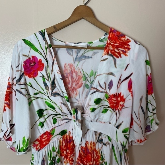 [The Room] White & Colored Floral Print Flutter Sleeve Tie Detail Cropped Top - Picture 2 of 10